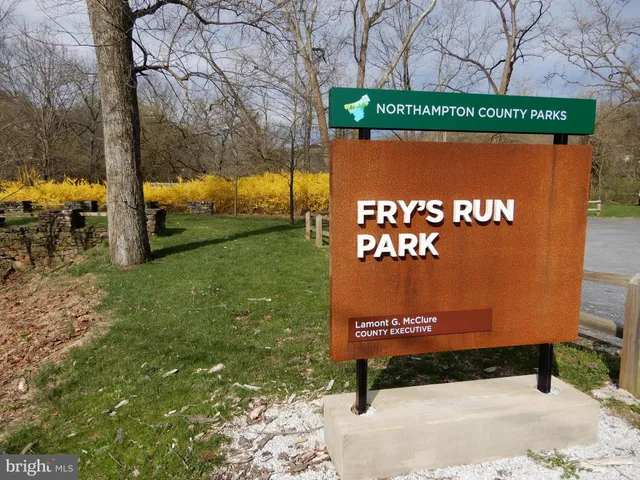 a sign that is sitting on a brick wall