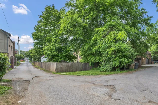 a view of a back yard