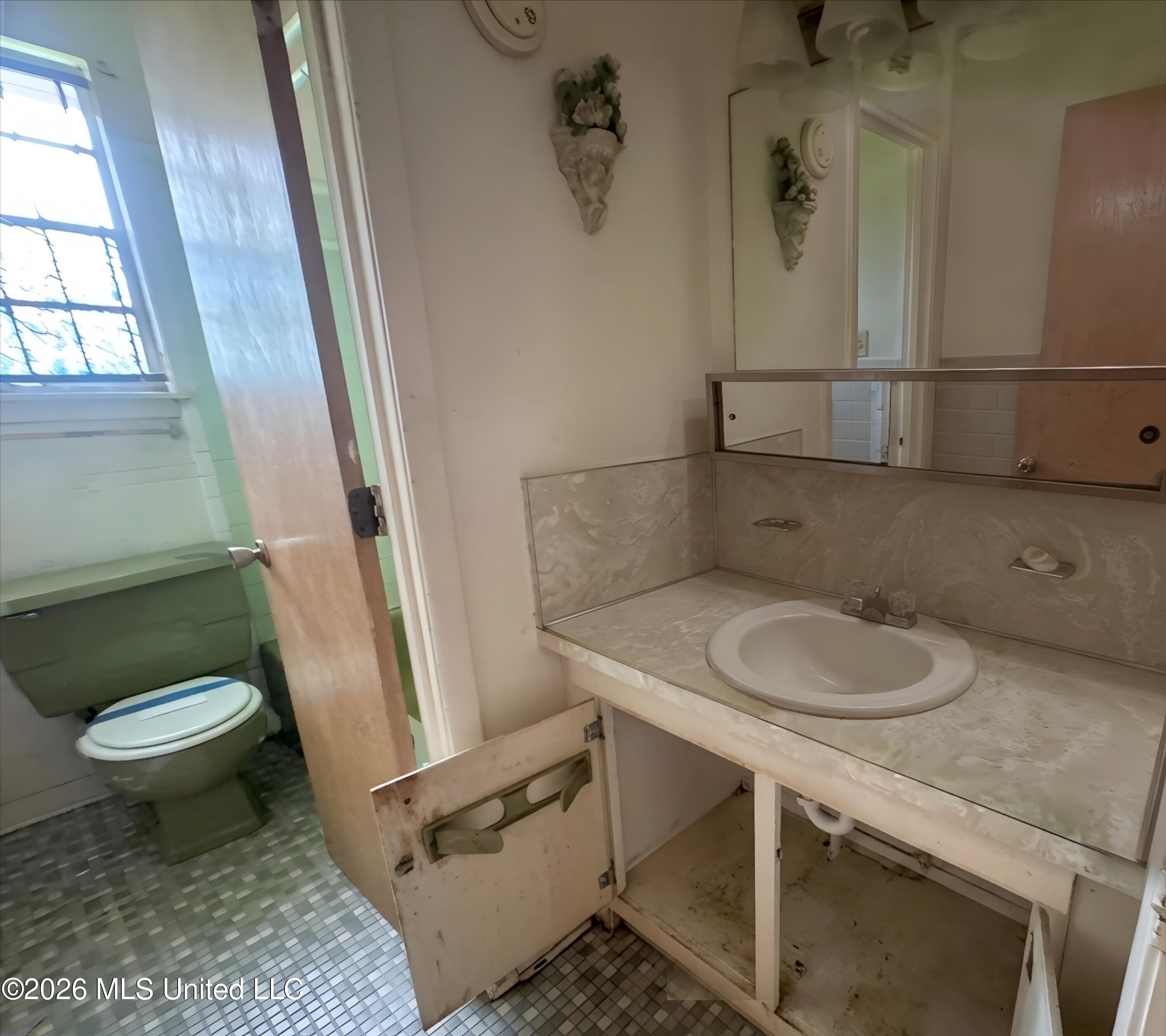 2002 Queensroad Avenue Jackson, MS 39213 - Photo 8 of 9 I7 (Bathroom)