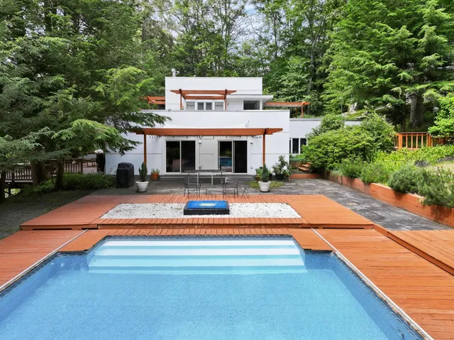 a front view of house with yard