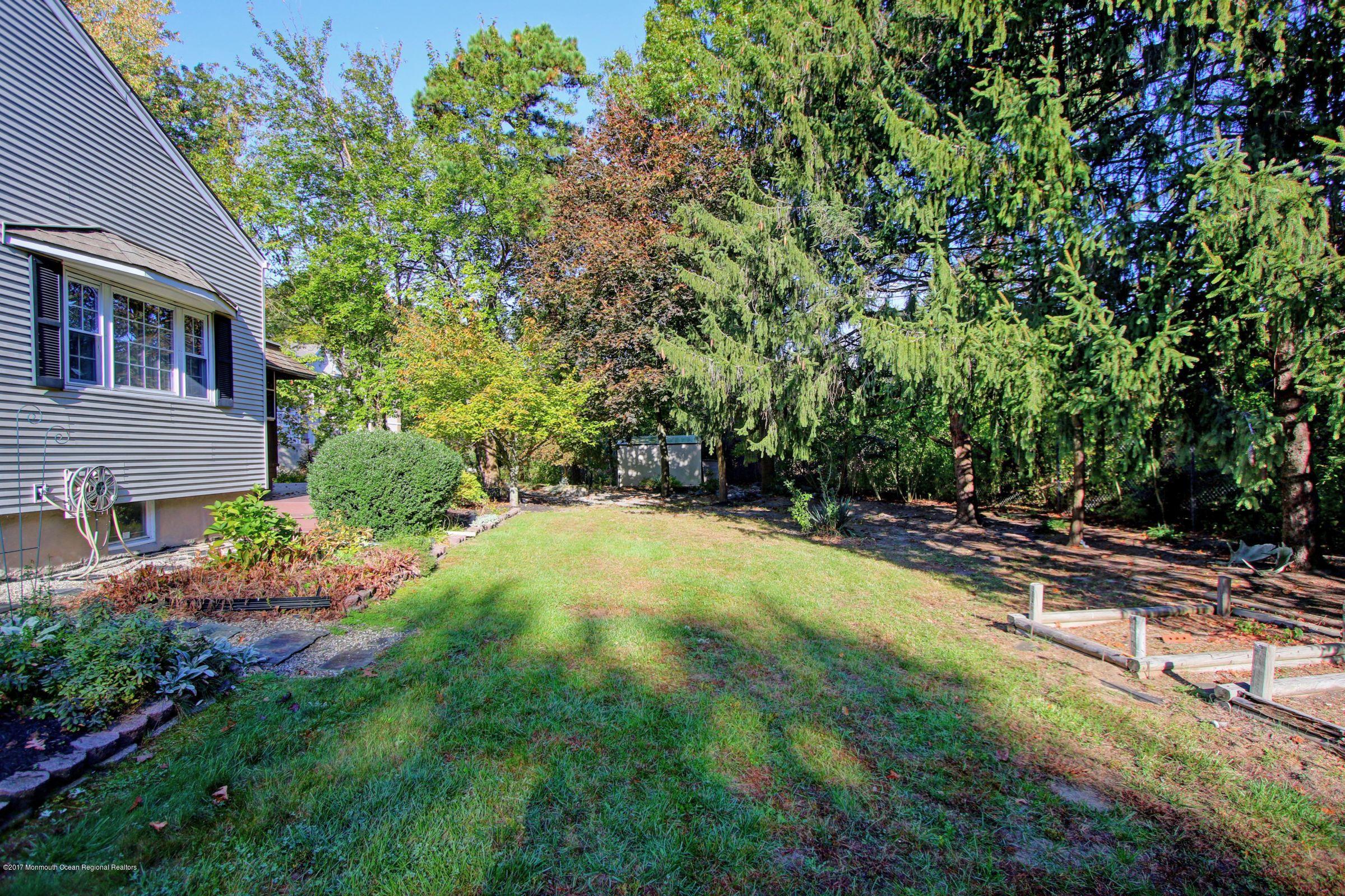 204 B Shark River Road Eatontown, NJ 07724 - Photo 4 of 42 Side yard