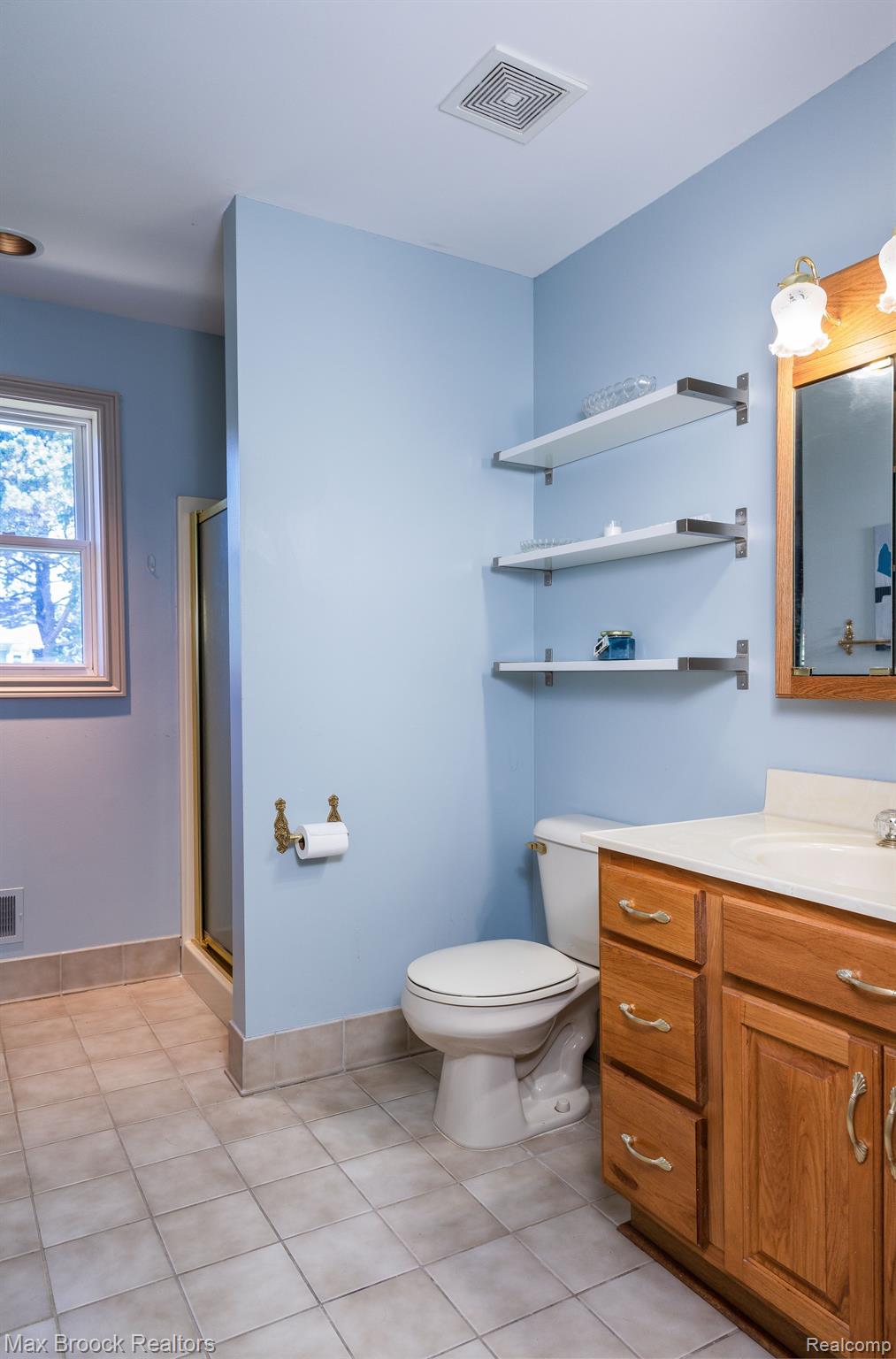 46 Ridge Road Pleasant Ridge, MI 48069 - Photo 30 of 53 Upper Level Northwest En-Suite Bathroom