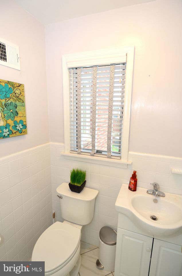 4406 River Road Northwest Washington, DC 20016 - Photo 14 of 30 Powder Room
