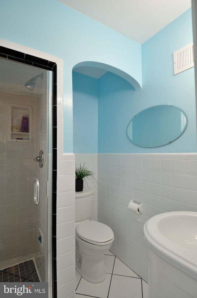 4406 River Road Northwest Washington, DC 20016 - Photo 19 of 30 Bath (Master)