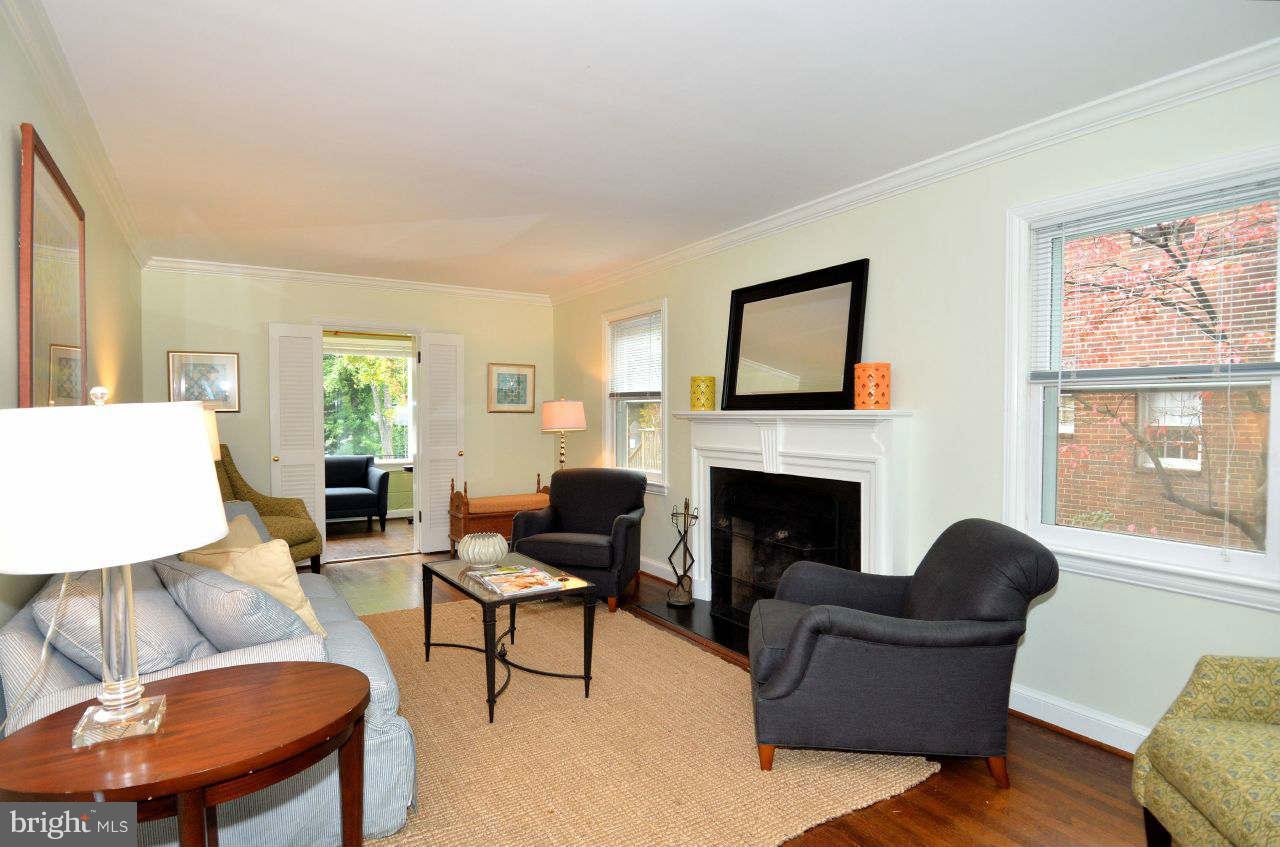 4406 River Road Northwest Washington, DC 20016 - Photo 4 of 30 Living Room