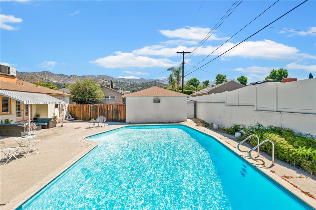 630 Uclan Drive Burbank, CA 91504 - Photo 25 of 41 a house view with a garden space