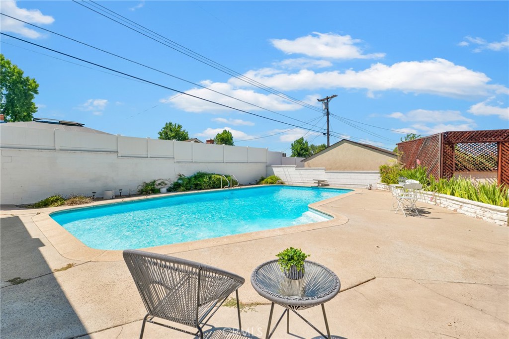 630 Uclan Drive Burbank, CA 91504 - Photo 36 of 41 a swimming pool with lawn chairs
