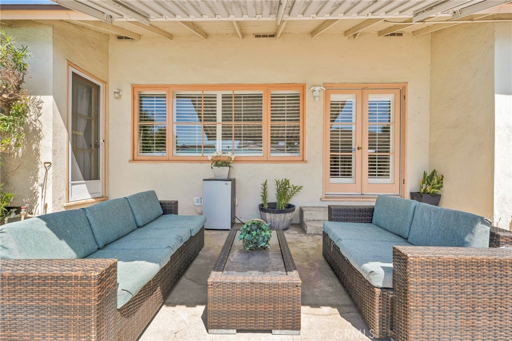 630 Uclan Drive Burbank, CA 91504 - Photo 37 of 41 a living room with furniture and a potted plant