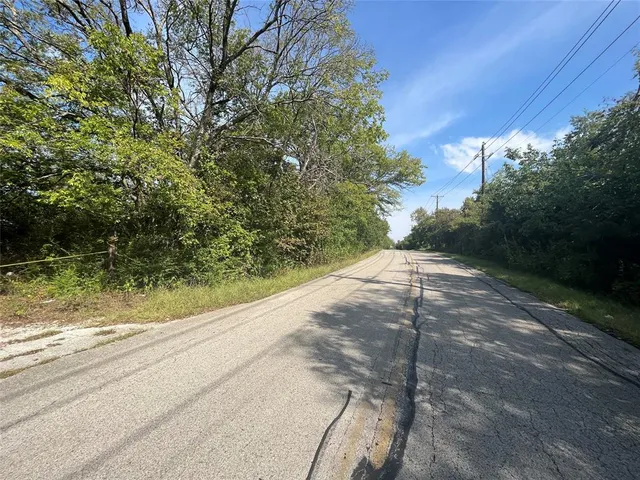 a view of a yard with a tree