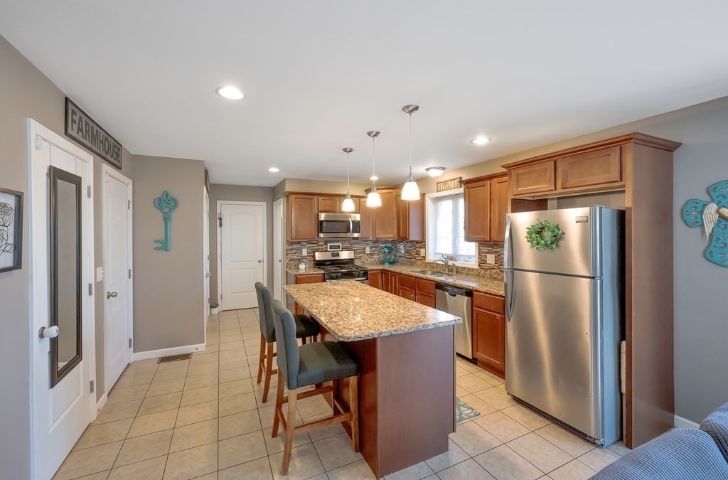 77 Laurence Street Springfield, MA 01104 - Photo 7 of 23 Gallery Image 7