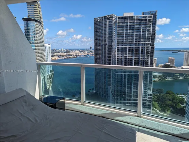 $7,450 | 41 Southeast 5th Street, Unit 2302, Miami, FL 33131