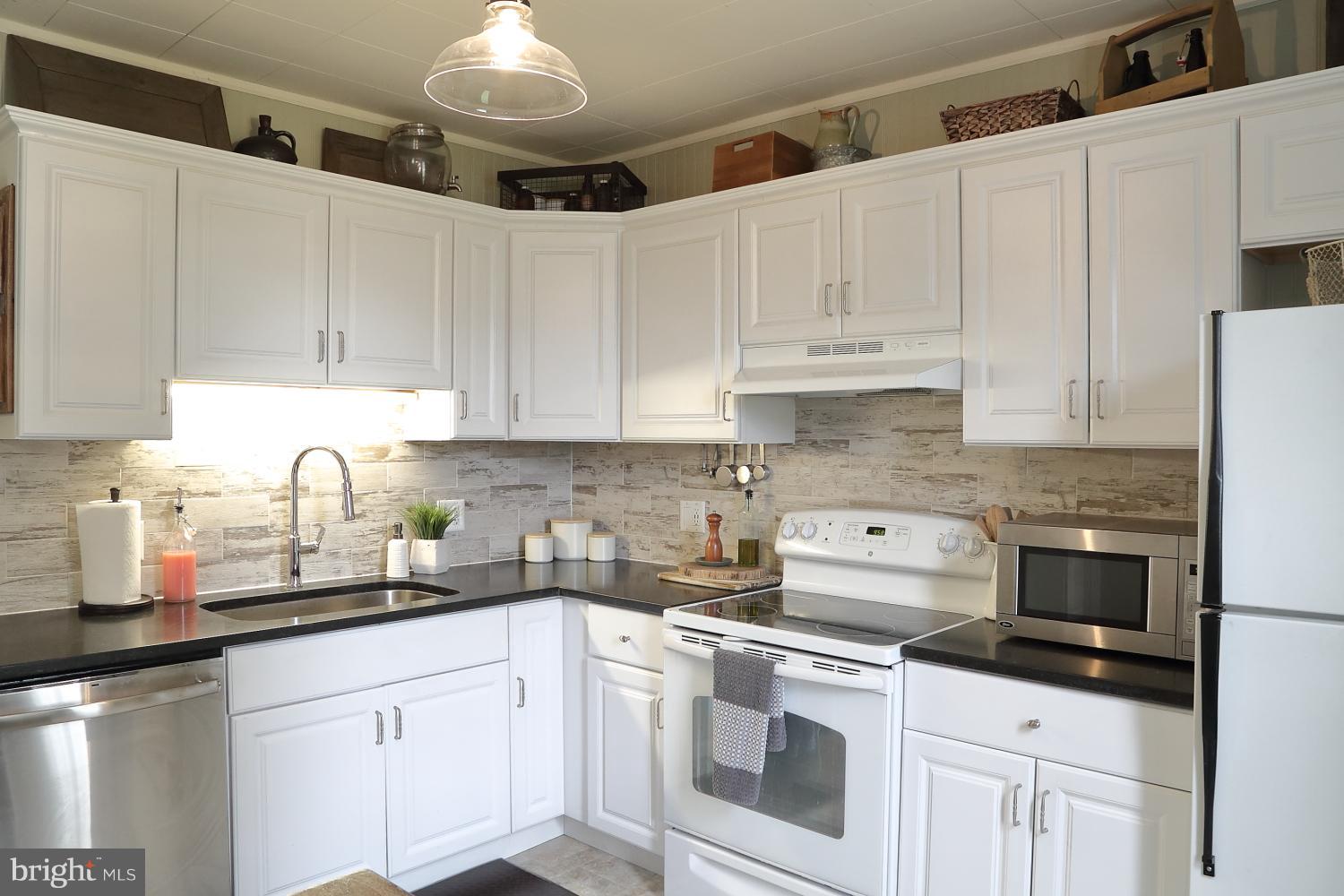 157 Front Street Lititz, PA 17543 - Photo 7 of 22 Lots of Cabinets