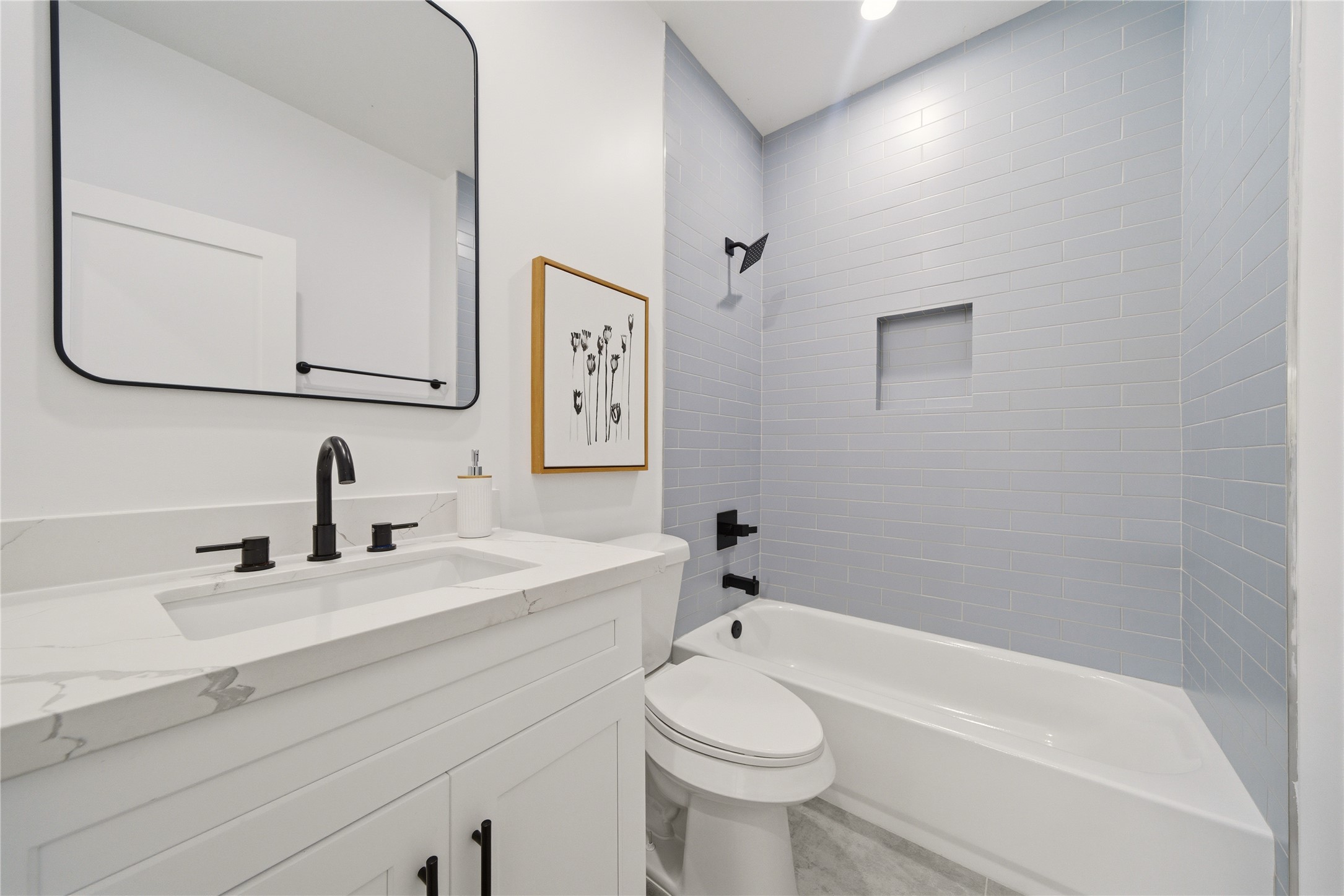 5024 Winnetka Street, Unit A Houston, TX 77021 - Photo 12 of 19 Full Bathroom #2 on third floor.