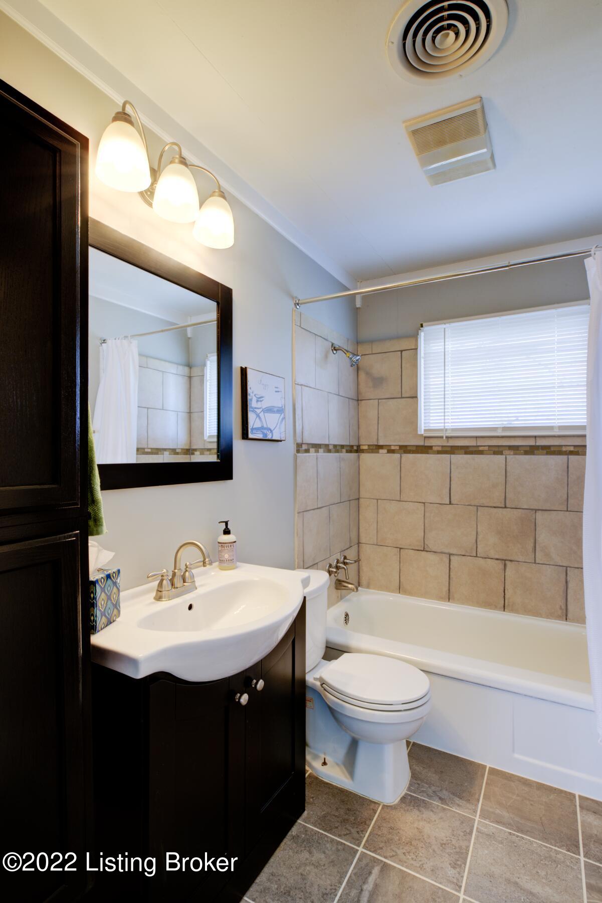 207 Redding Road Louisville, KY 40218 - Photo 24 of 31 Full Bath