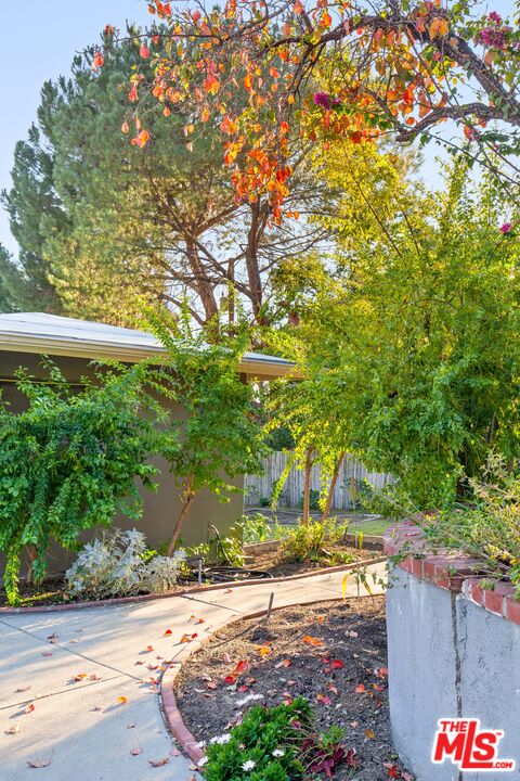 4539 Rising Hill Road Altadena, CA 91001 - Photo 21 of 27 a backyard of a house with lots of green space