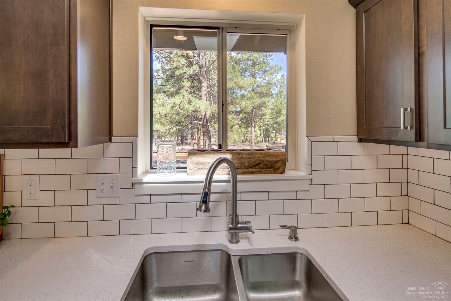 60175 Cheyenne Road Bend, OR 97702 - Photo 9 of 24 Gallery Image 9