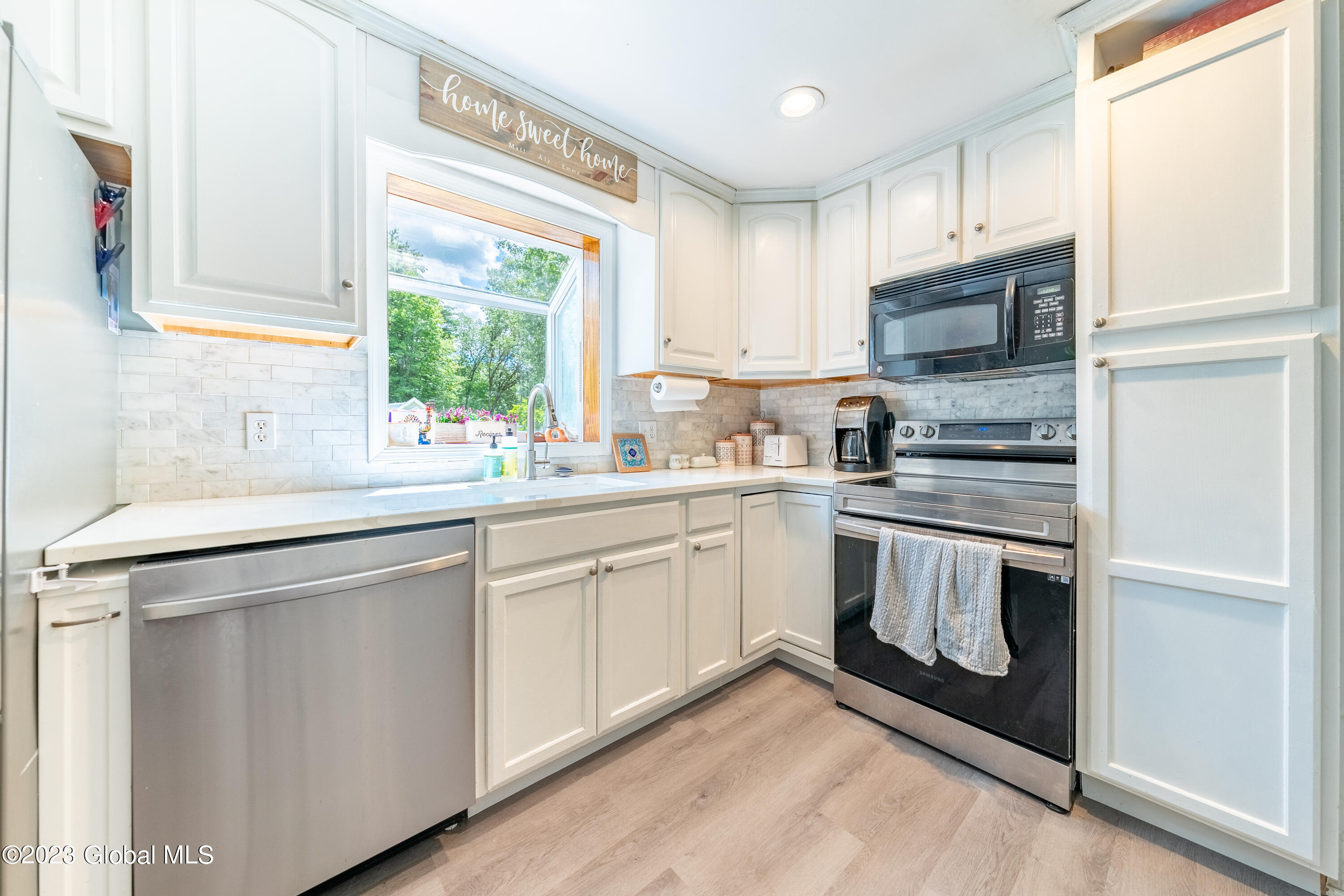 17 New Castle Road Halfmoon, NY 12065 - Photo 6 of 17 17NewcastleRdKitchen2