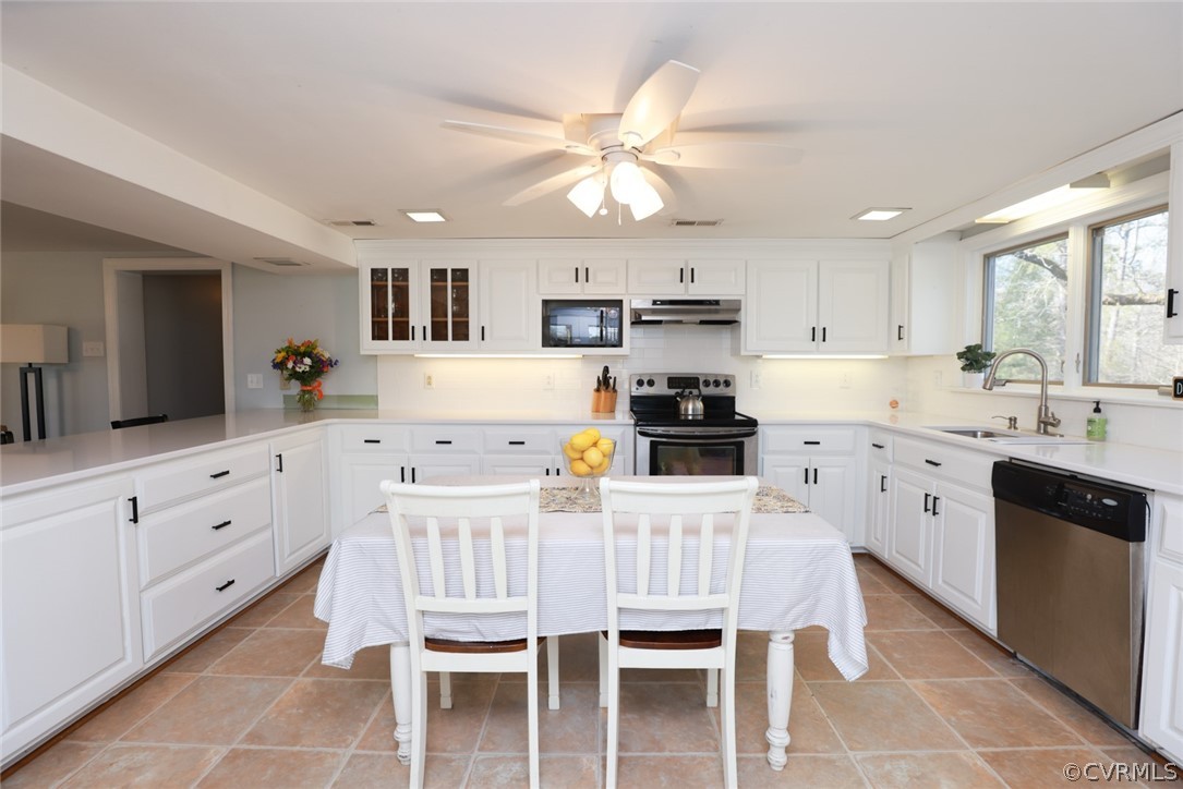 6055 White Oak Road Sandston, VA 23150 - Photo 21 of 50 Large renovated Eat-In kitchen