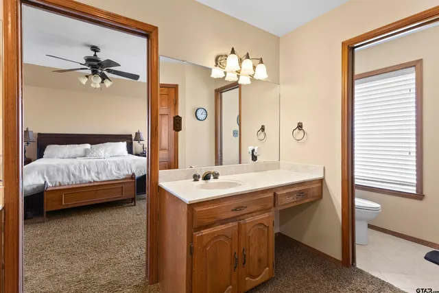 a en suite bathroom with a double vanity sink and mirror