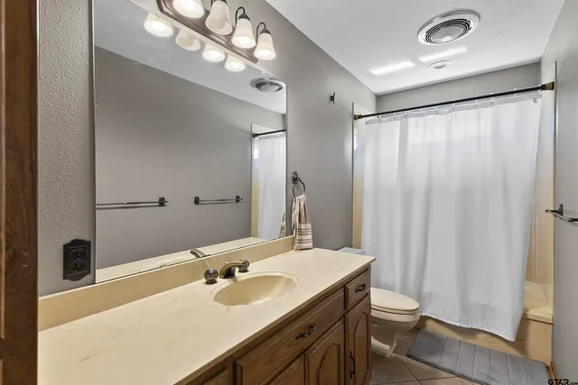 a view of a livingroom with a ceiling fan and entryway