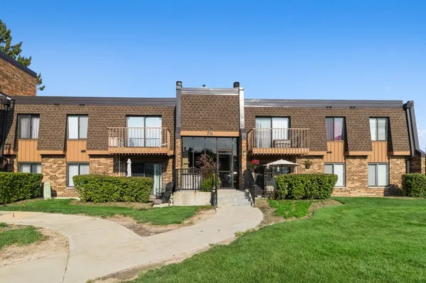 $214,500 | 711 Tipperary Court, Unit 2D, Schaumburg, IL 60193