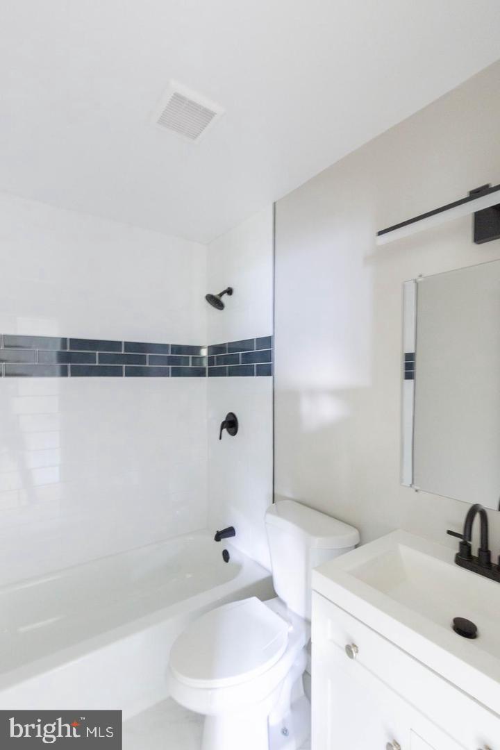 14698 Colchester Road Woodbridge, VA 22191 - Photo 14 of 15 a bathroom with a sink and a bathtub