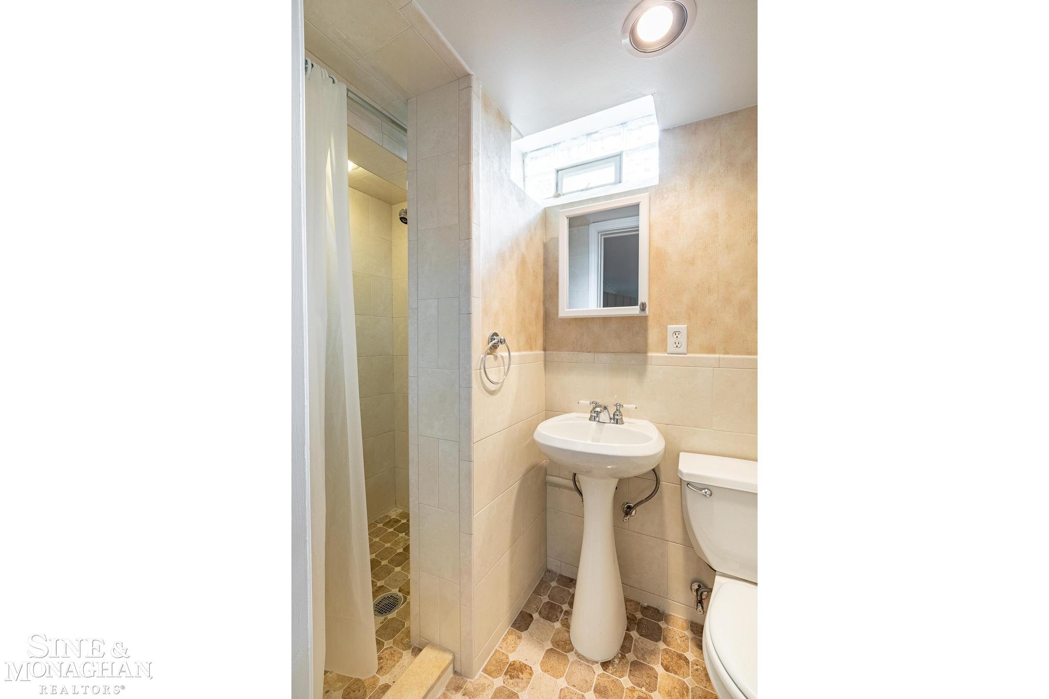 945 North Renaud Road Grosse Pointe, MI 48236 - Photo 20 of 28 50090194-19.JPG