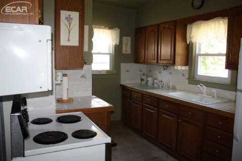 6242 Miller Road Swartz Creek, MI 48473 - Photo 6 of 17 20439987-5.JPG