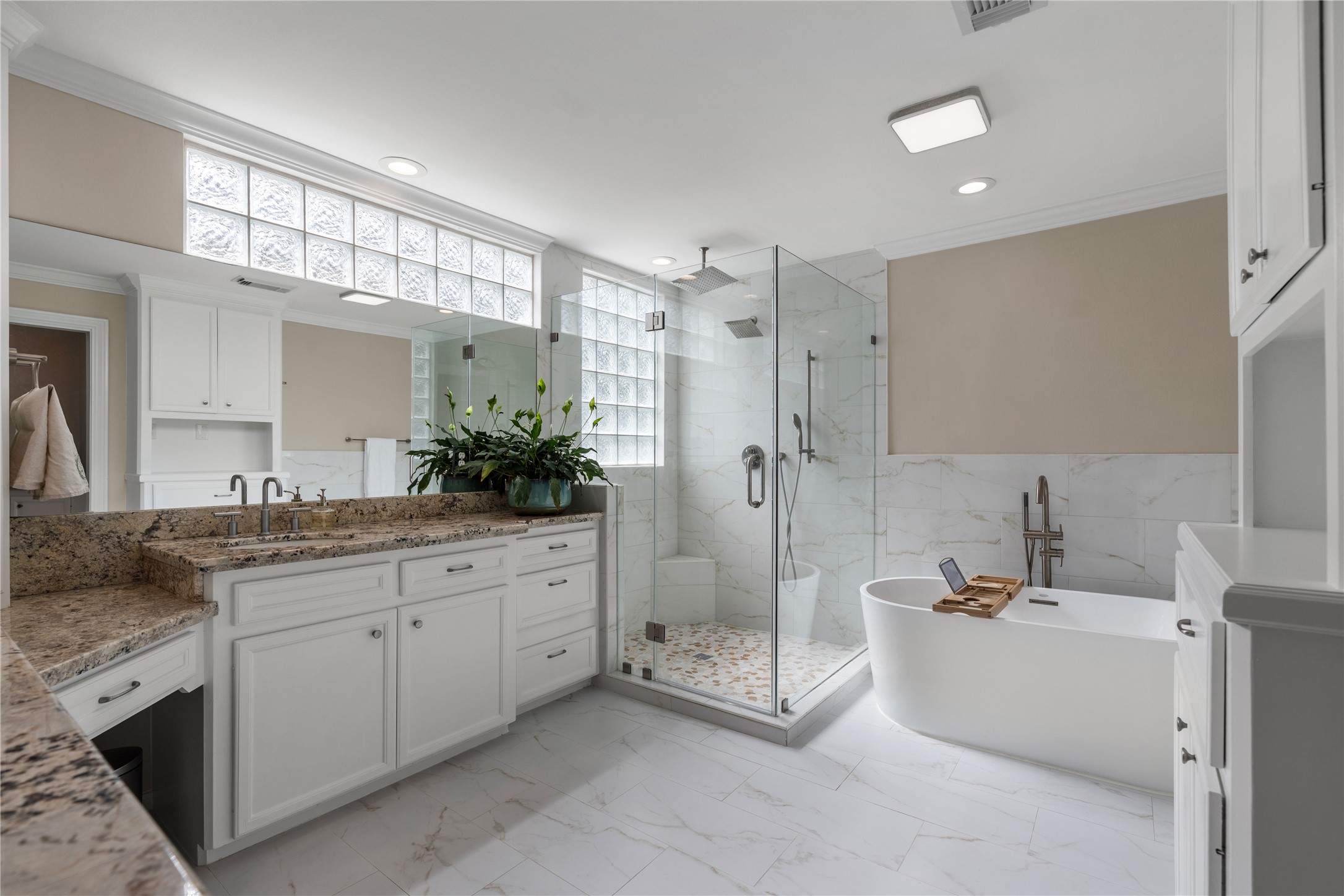 14219 Apple Tree Road Houston, TX 77079 - Photo 15 of 33 Primary Bath - separate water closet not pictured in this shot.