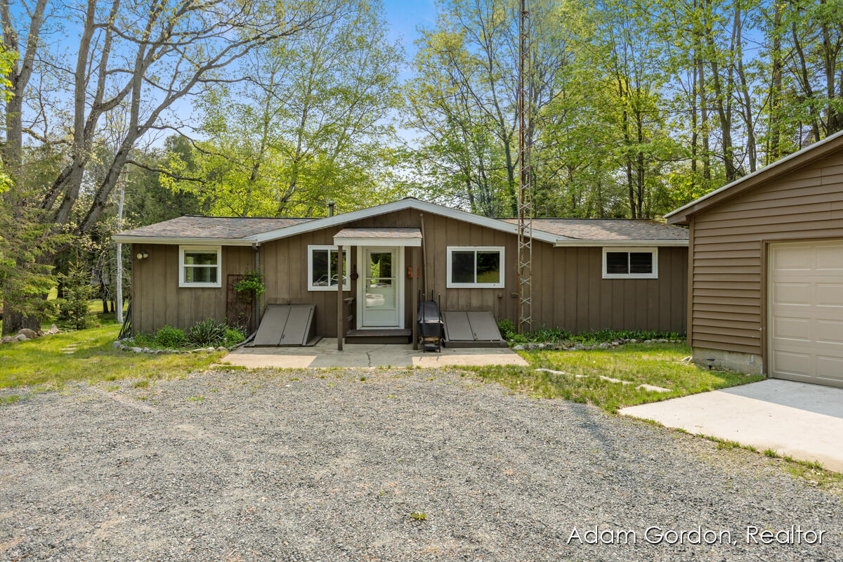 5816 South Rapids Road Branch, MI 49402 - Photo 6 of 20 driveway view1