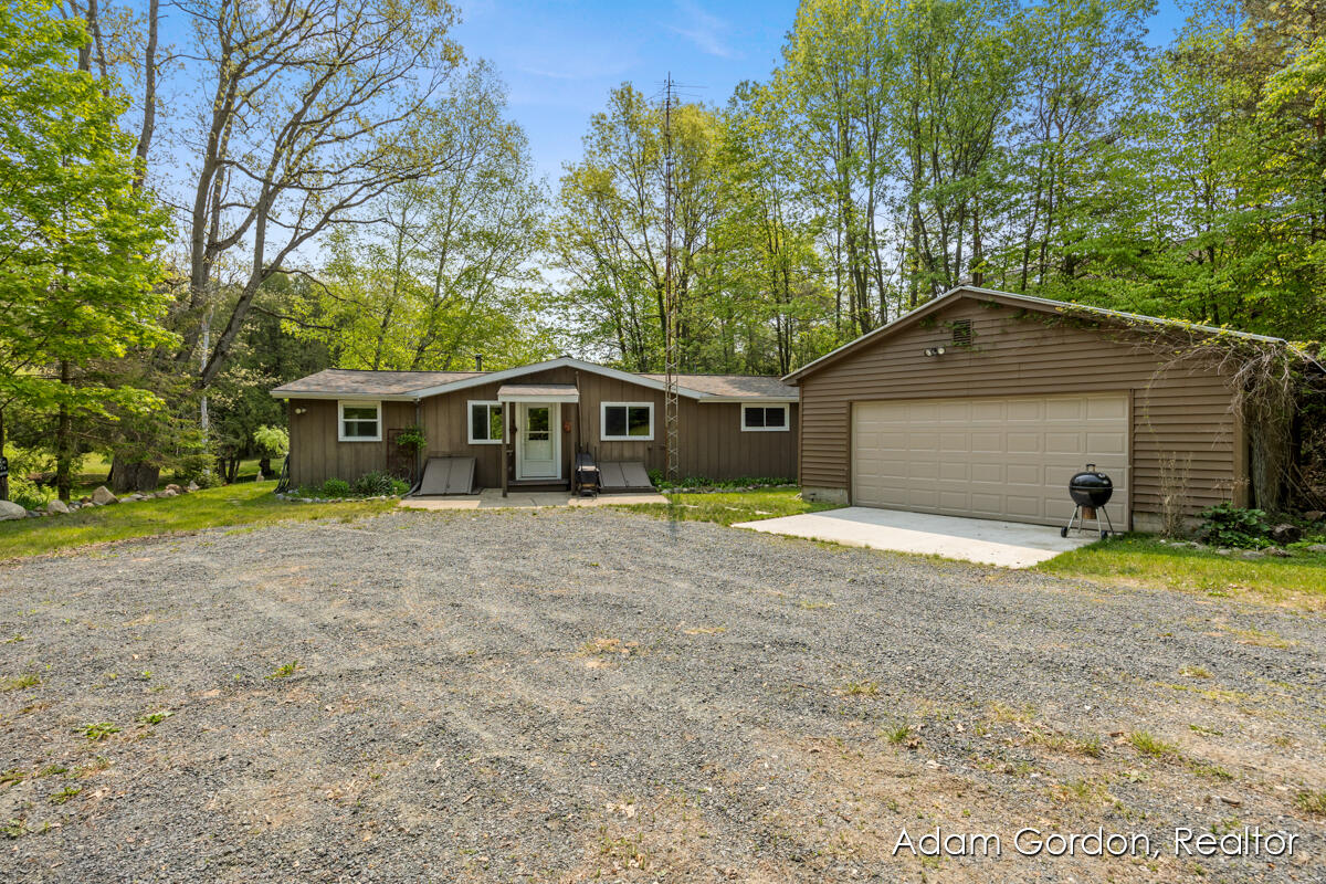 5816 South Rapids Road Branch, MI 49402 - Photo 7 of 20 drivewayview2