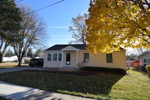 $2,495 | 477 West Spring Street, South Elgin, IL 60177