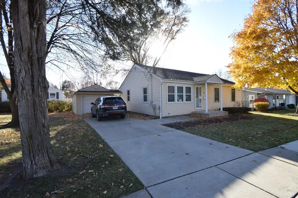 $2,495 | 477 West Spring Street, South Elgin, IL 60177