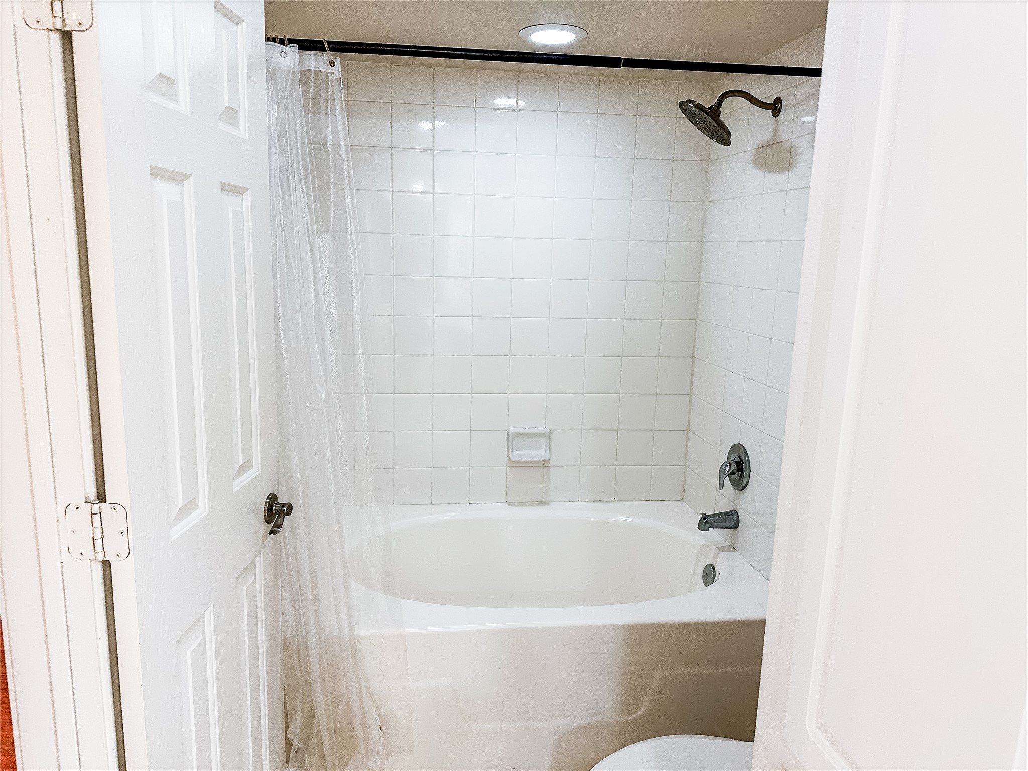 7701 Rialto Boulevard, Unit 1122 Austin, TX 78735 - Photo 15 of 24 Soaking tub in primary bathroom