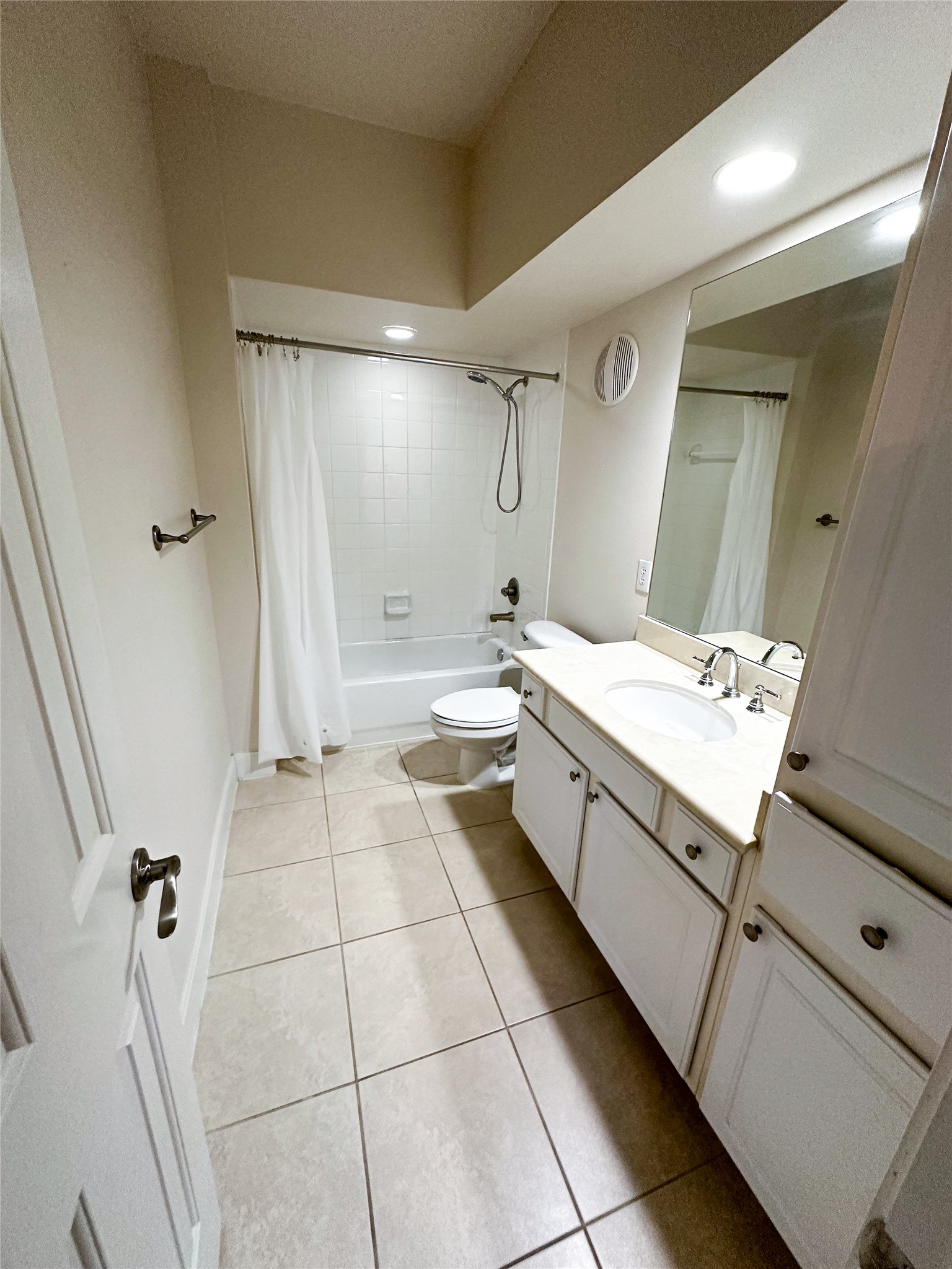 7701 Rialto Boulevard, Unit 1122 Austin, TX 78735 - Photo 21 of 24 Secondary bathroom