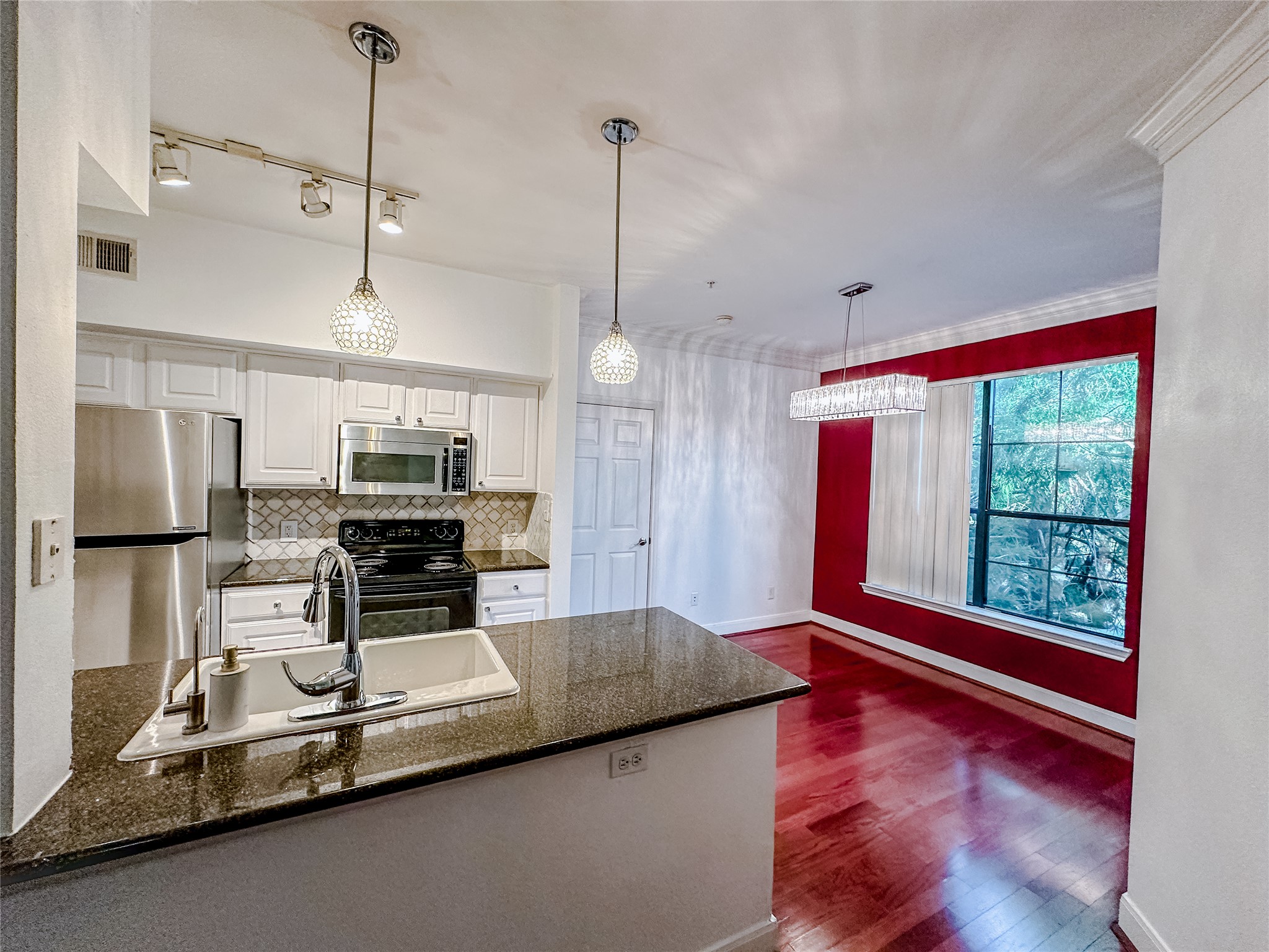 7701 Rialto Boulevard, Unit 1122 Austin, TX 78735 - Photo 4 of 24 Kitchen with eat-up breakfast bar