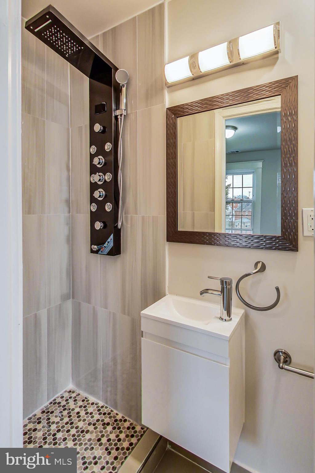 4209 Kensington Road Baltimore, MD 21229 - Photo 26 of 46 Second Bathroom