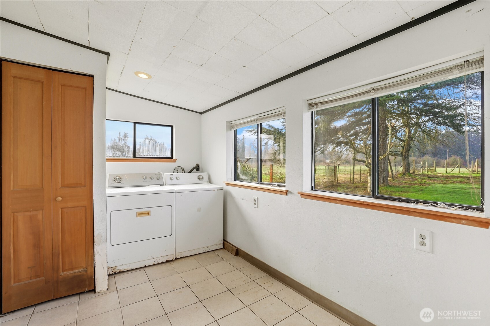 12204 Waller Road East Tacoma, WA 98446 - Photo 13 of 33 a room with a large window and mirror