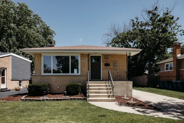$369,000 | 4344 West Linecrest Drive, Alsip, IL 60803