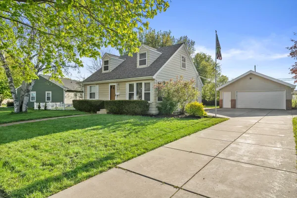 $389,900 | W150N8180 Manhattan Drive, Menomonee Falls, WI 53051