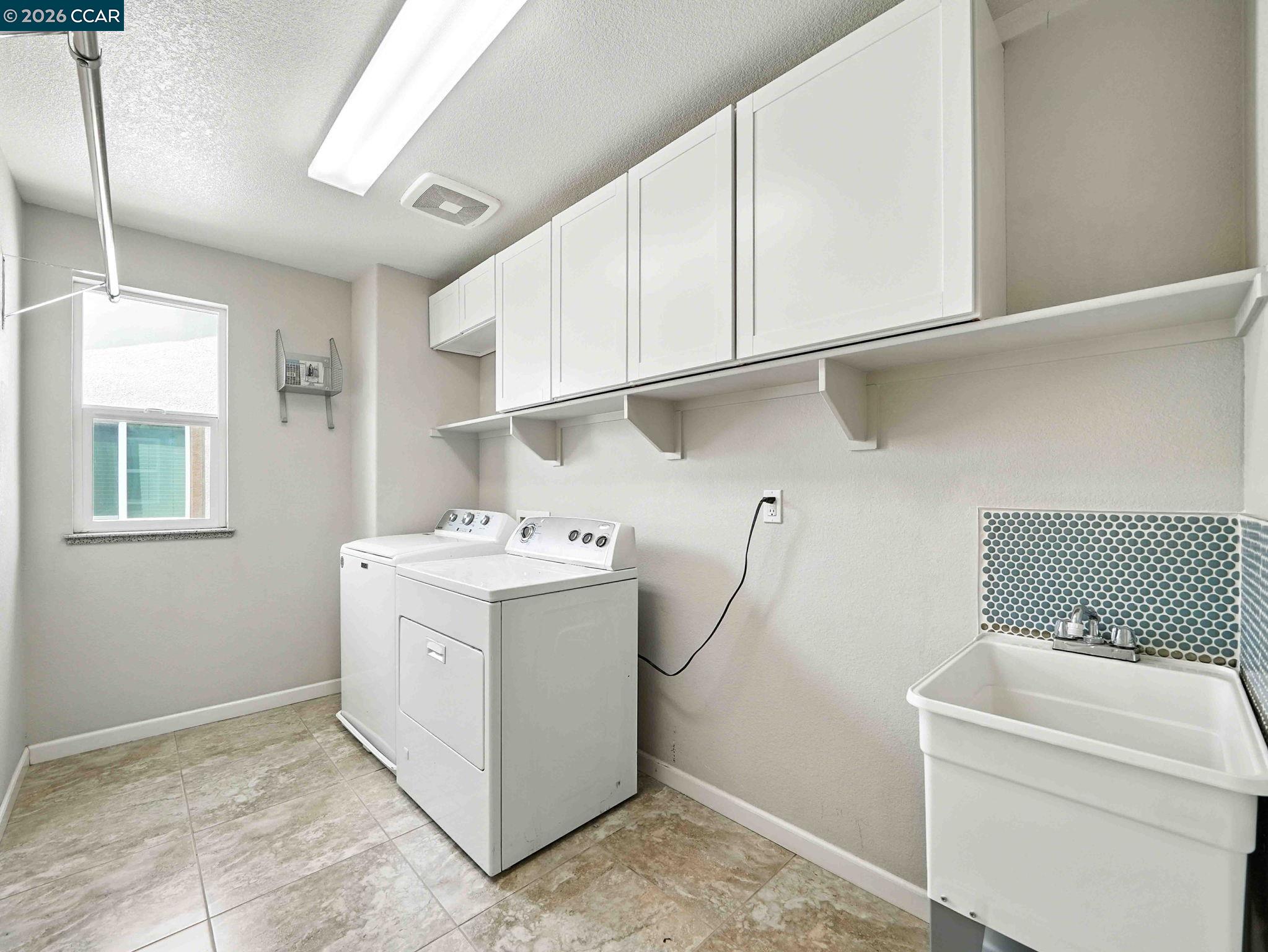 2433 Sanders Lane Fairfield, CA 94533 - Photo 31 of 51 a utility room with dryer and washer