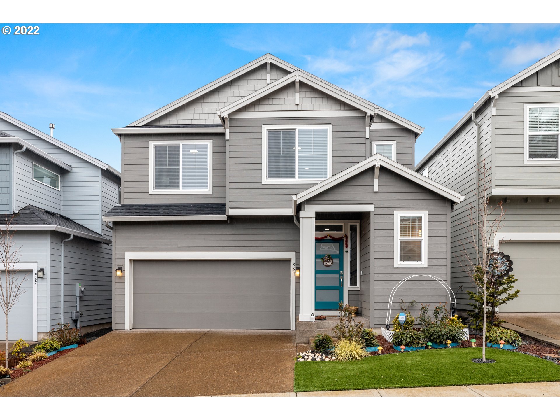 951 Southwest Draper Terrace Beaverton, OR 97003 - Photo 1 of 32 a front view of a house with a garden