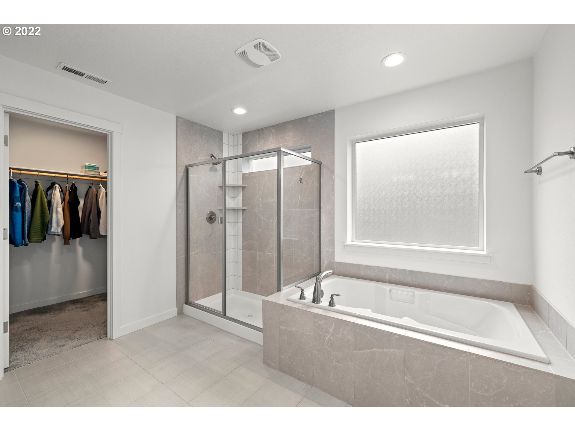 951 Southwest Draper Terrace Beaverton, OR 97003 - Photo 27 of 32 a bathroom with a tub a sink and a shower