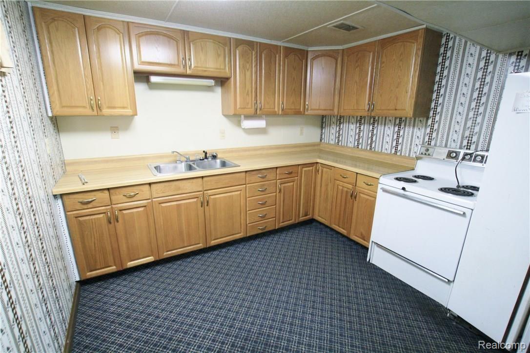 4218 Davison Road Burton, MI 48509 - Photo 34 of 36 IMG_7492.JPG