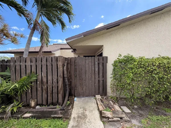 $1,990 | 1802 Waterview Circle, Unit 1802, Palm Springs, FL 33461