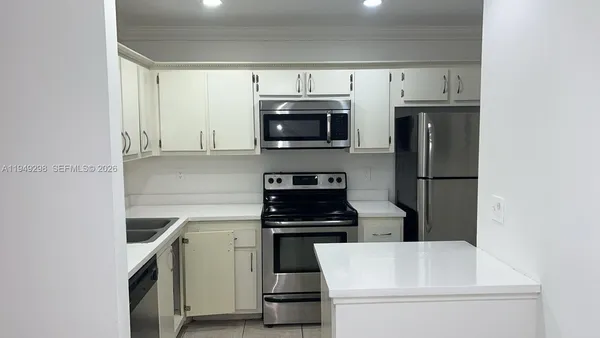 $1,990 | 1802 Waterview Circle, Unit 1802, Palm Springs, FL 33461