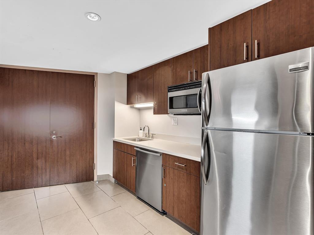 2681 North Flamingo Road, Unit 2104S Fort Lauderdale, FL 33323 - Photo 80 of 99 a kitchen with stainless steel appliances a refrigerator and a stove