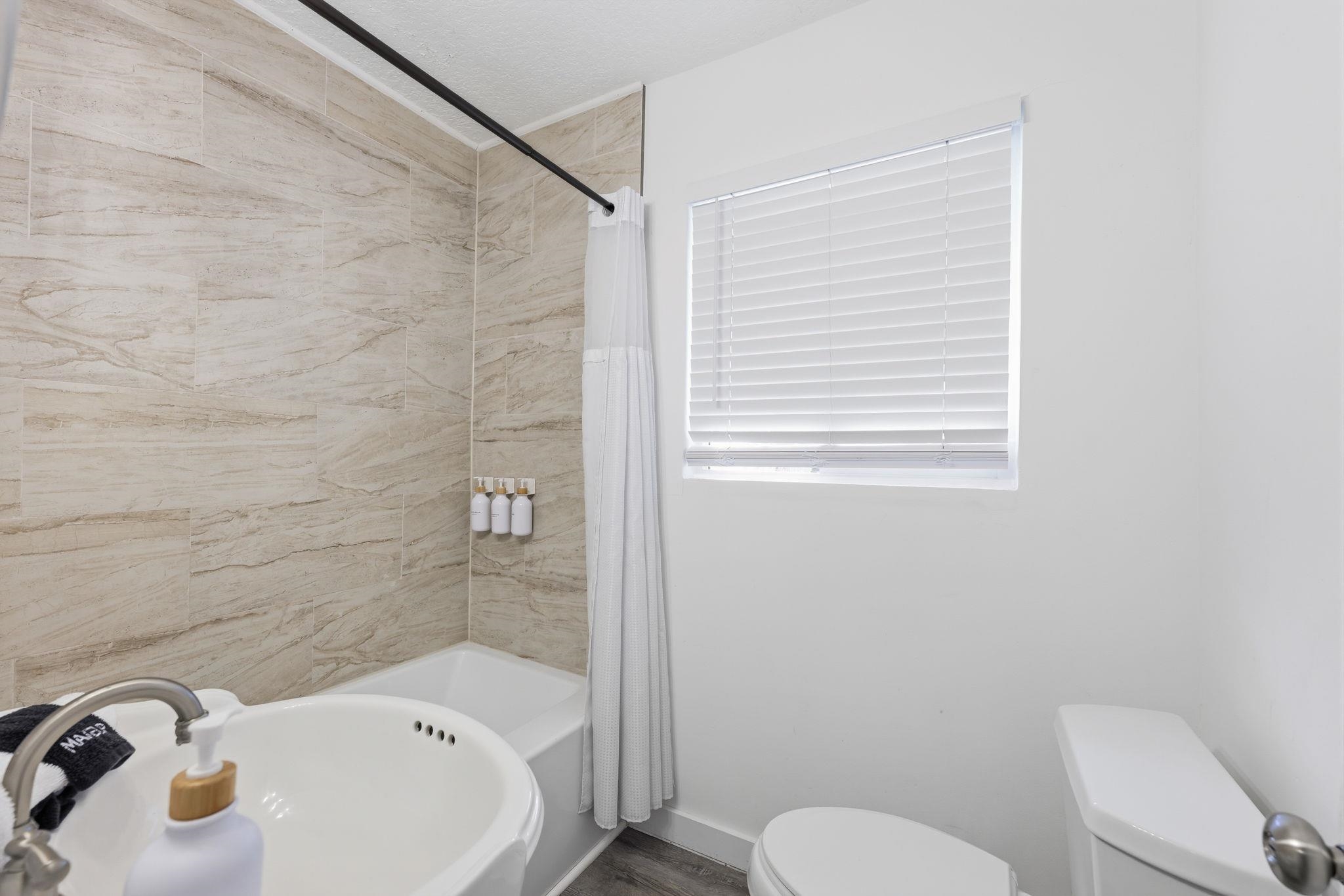 119 Menendez Road St. Augustine, FL 32080 - Photo 21 of 40 a bathroom with a sink and a bathtub