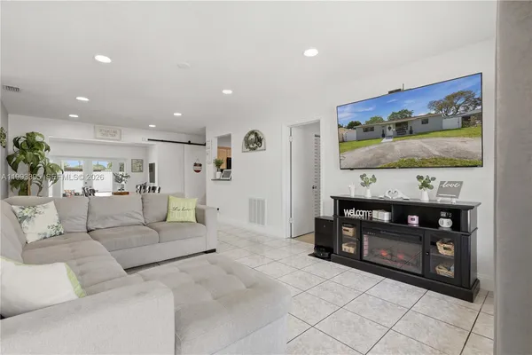 $3,100 | 7390 Cleveland Street, Hollywood, FL 33024