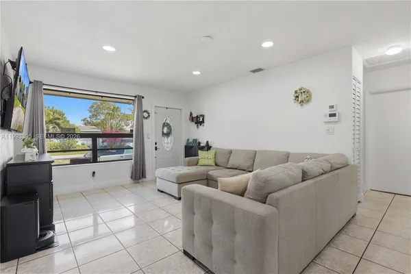 $3,100 | 7390 Cleveland Street, Hollywood, FL 33024